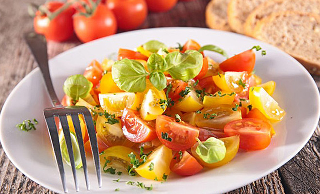 Салат из помидоров: 6 новых идей