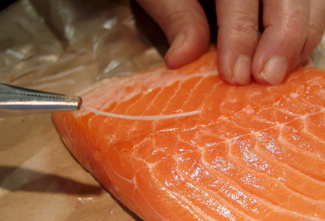 Как быстро очистить лосося от костей