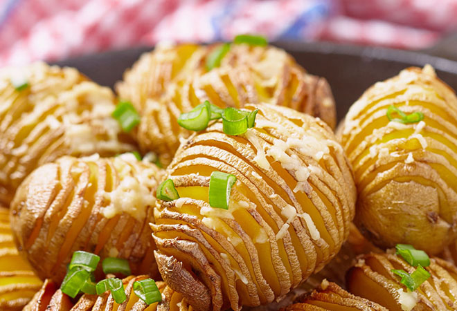 Картофель-гармошка, идеальное блюдо для чугунной сковороды