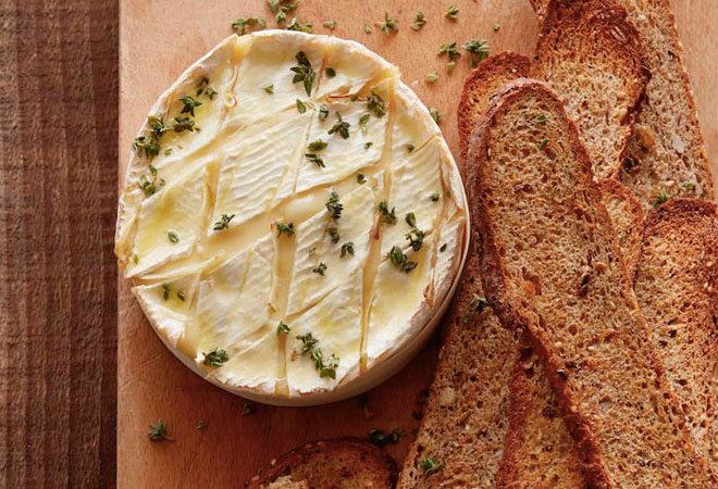 Сыр в духовке: закуска от которой все без ума