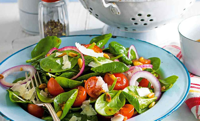7 поварских салатов со шпинатом: ударный заряд витаминов