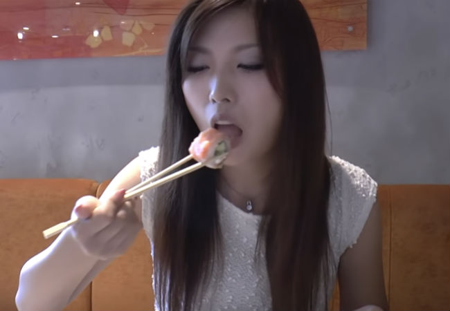 Японка пришла в ресторан и попробовала русские суши