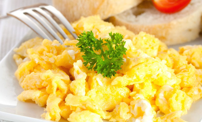 Взбалтываем яйца со сливками: сочный завтрак за 3 минуты