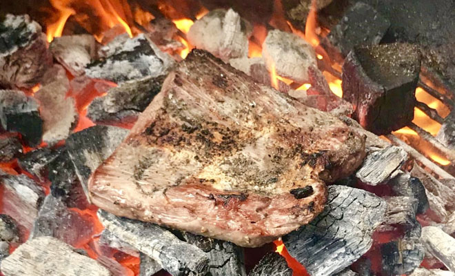 Бросили мясо прямо в угли: готовим вместо шашлыка