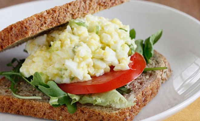 Смешали яйца и сырок: минутную намазку едим вместо масла
