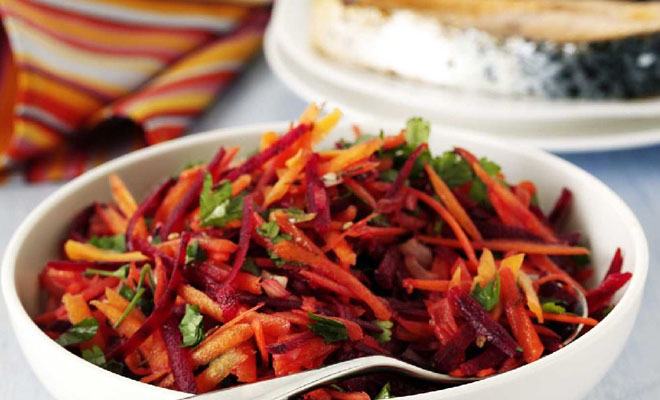 Берем морковь и свеклу: салат полон витаминов и готов за 5 минут