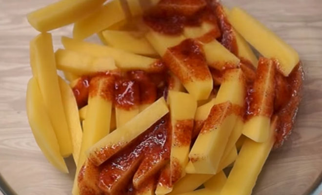 Жарим картошку-фри без капли масла: ставим на противне в духовку