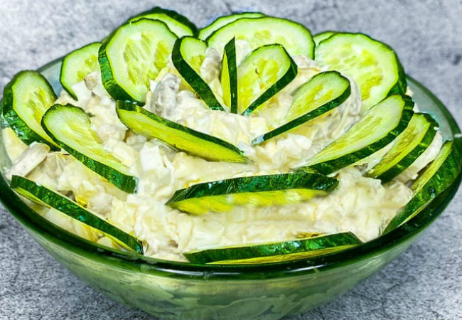 Маринуем лук и добавляем огурцы: салат съедают за 5 минут