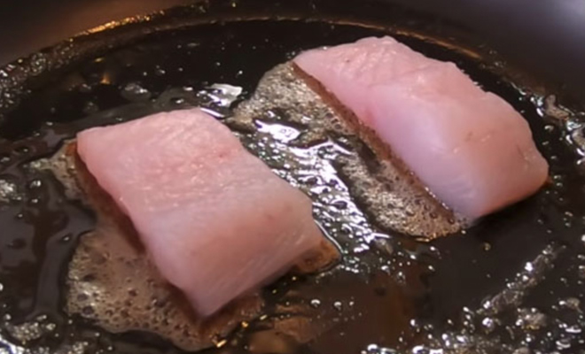 Жарим рыбу на куске хлеба: получается сочно и не пригорает