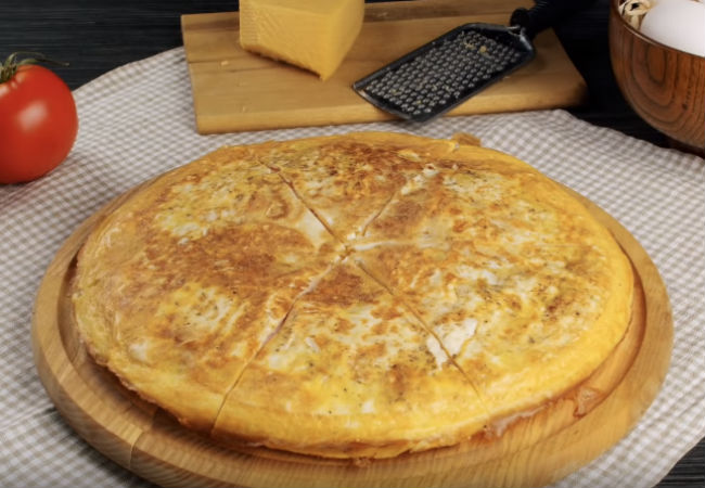 Выливаем на лаваш яйца и посыпаем сыром: ленивый пирог на завтрак 