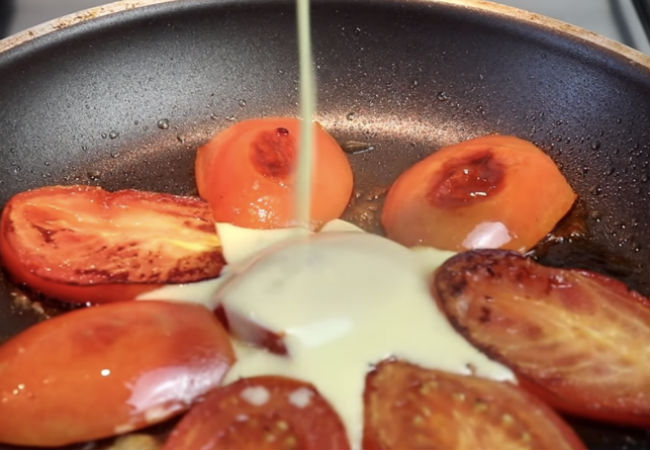 Блины с помидорами: режем томаты и заливаем тестом