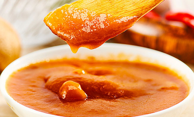Смешали соусы на замену майонезу и кетчупу: измельчаем цитрусовые, чеснок и сливочное масло