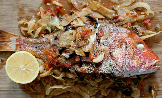 Рыбу не жарим, а ставим в духовку: 10 рецептов от поваров для дома
