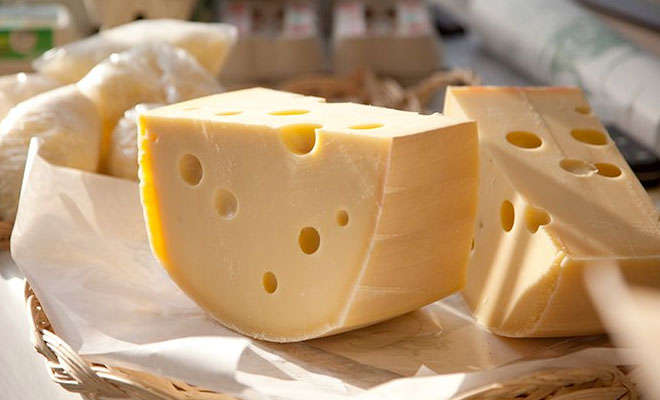 Сыр лежит долго без потери вкуса: перекладываем из пленки в бумагу