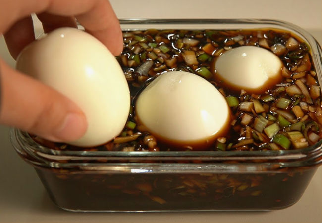 Варим яйцо и заливаем соевым соусом: оставили в маринаде и готово