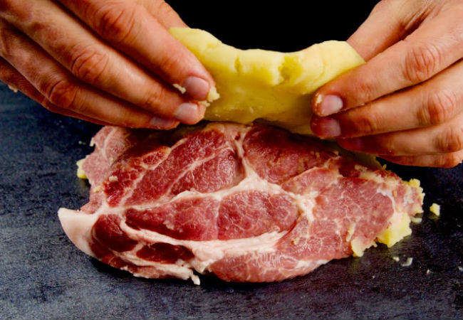 Кладем мясо под картофель и запекаем: ужин просят повторить