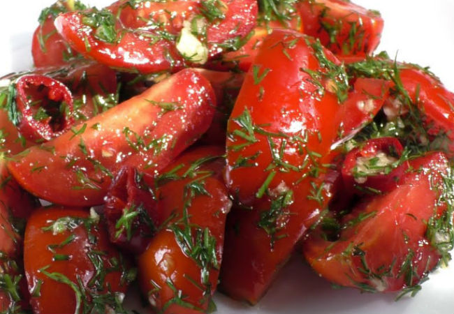 Острые помидоры вместо салата: быстро режем и добавляем зелень