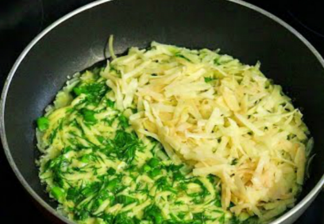 Половина сковороды картошка, половина зелень: добавляем два яйца и завтрак готов