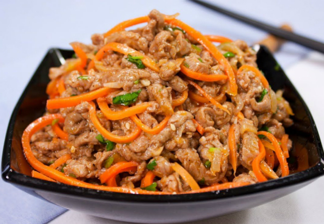Морковь по-корейски сделали вдвое сытнее: добавляем курицу