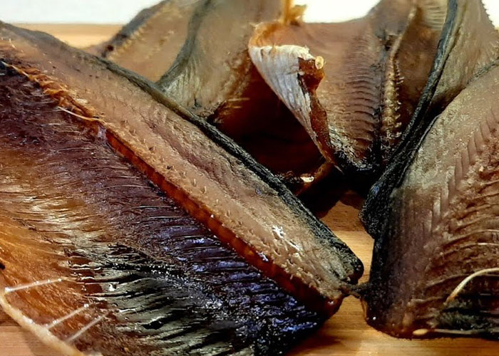 Вялим селедку вкуснее копченой: маринуем рыбу в красном перце и чесноке