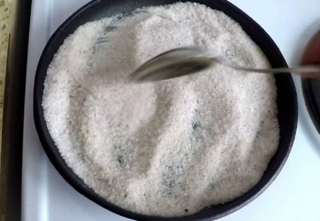 На чугунной сковороде больше ничего не пригорит: посыпаем поверхность солью