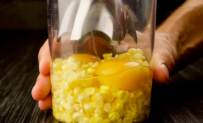 Смешиваем 2 яйца и кукурузу: делаем выпечку, которая не полнит