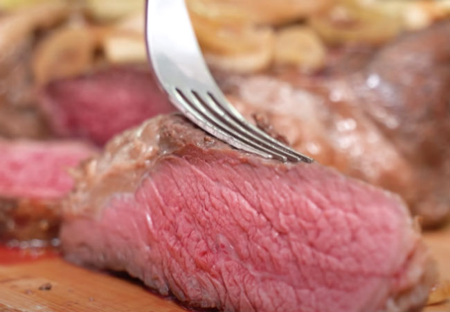 Запекаем 2 килограмма мяса большим куском под луком: готовим в обычной духовке