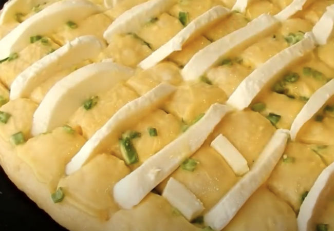 Смешали чеснок с сыром и ставим в духовку: ароматные лепешки заменили хлеб