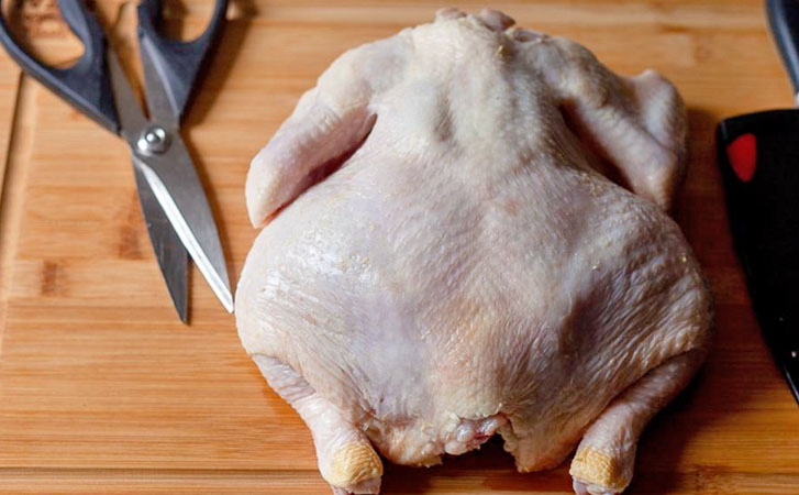 Разделываем курицу для готовки без помощи ножа. Обходимся обычными ножницами