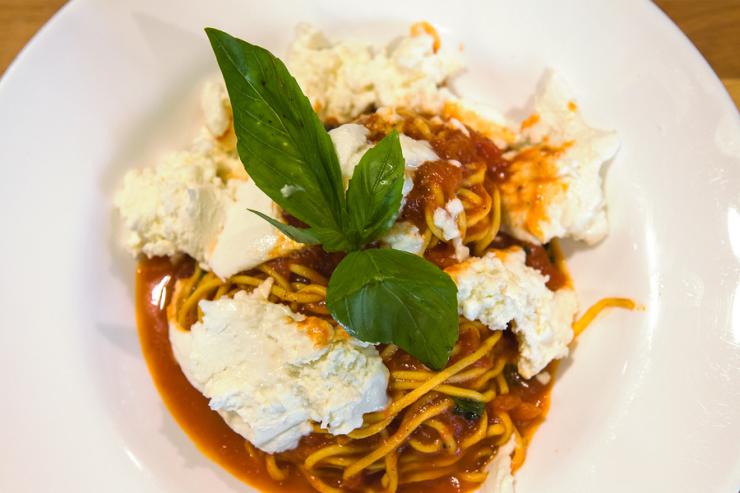 Спагетти алла неаполитана с моцареллой ди буффало