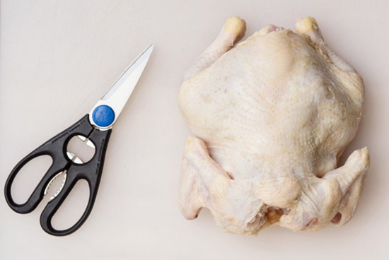 Берем обычные кухонные ножницы и подготавливаем курицу к жарке ровно за 1 минуту. Обходимся без ножа