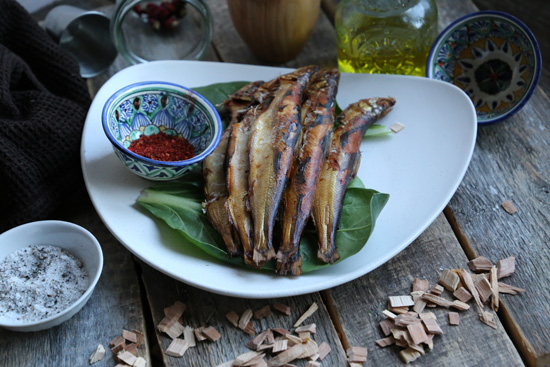 Ряпушка копченая на яблоневой стружке: рецепт Артема Шереха