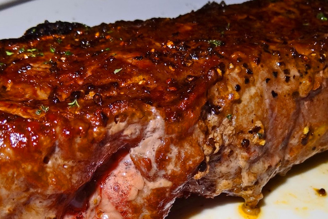 Запекаем мясо в каменной яме
