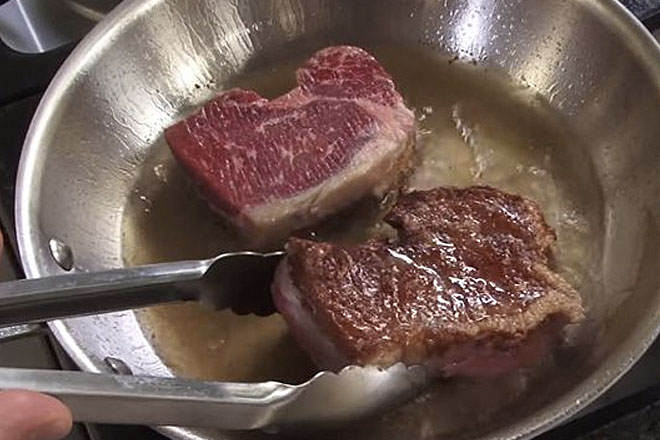 Что будет если бросить на сковороду неразмороженное мясо
