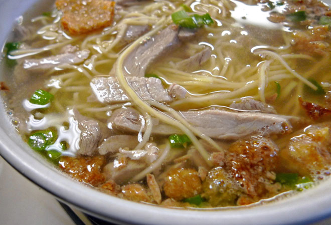 Делаем пряный куриный суп с чесноком