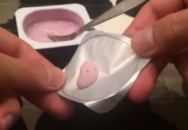 Ученые сделали банку йогурта, которую невозможно облизать