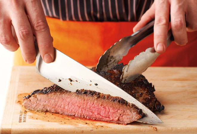 Нарезаем мясо так, чтобы сохранить внутри максимум сока, а сам кусок сделать нежнее