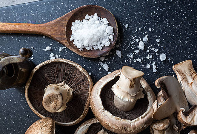 Добавляем в соль сушенные грибы 