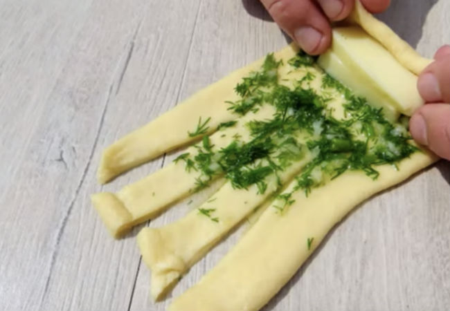 Сыпем зелень в тесто и ставим в духовку