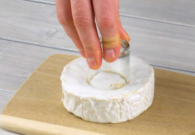 Втыкаем стакан в центр куска сыра
