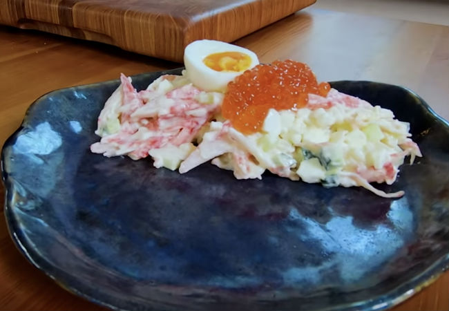 Посольский салат с крабом: еда советских партийцев