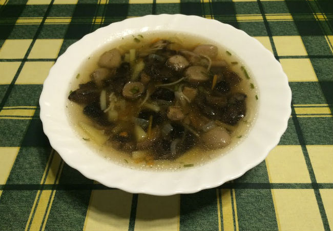 Варим черный грибной суп