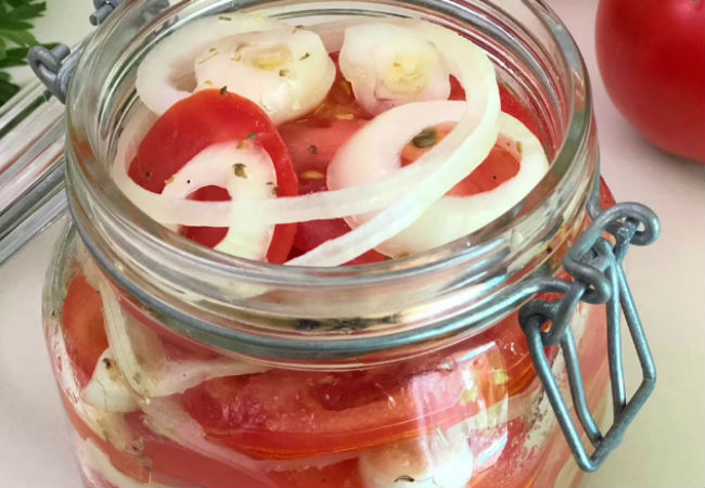 Закуска из помидоров и лука: вкуснота с секретным маринадом
