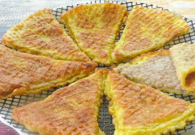 Намазываем вафли фаршем: жареная закуска на сковороде