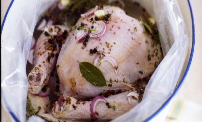 Маринуем и вымачиваем мясо: жесткие куски становится мягкими и сочными