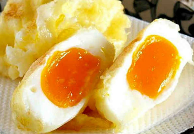 Разбиваем яйца в кипяток: вкуснота за 4 минуты