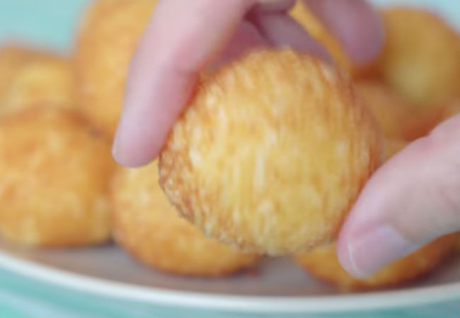Готовим вкусноту по два раза на день: сырные шарики за 15 минут