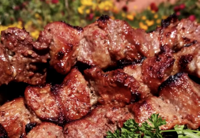 Берем любое мясо и готовим как шашлык