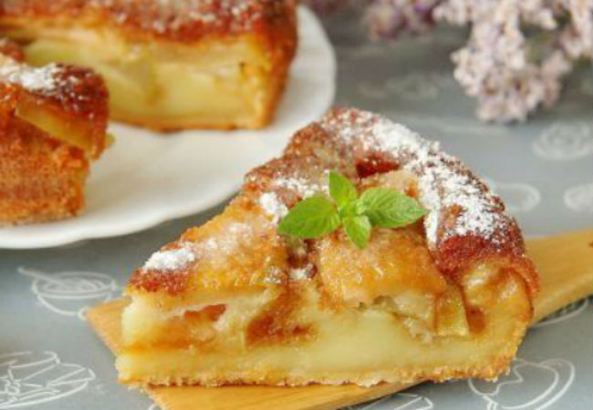 Тесто само превращается в крем: пирог с яблоками и грушами