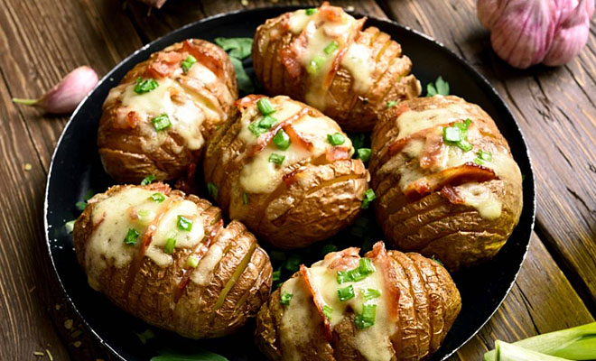 Картофель-гармошка: вкуснота с чугунной сковороды
